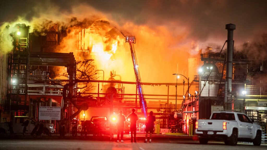 Massive fire breaks out at Chevron oil refinery in California Massive fire breaks out at Chevron oil refinery in California